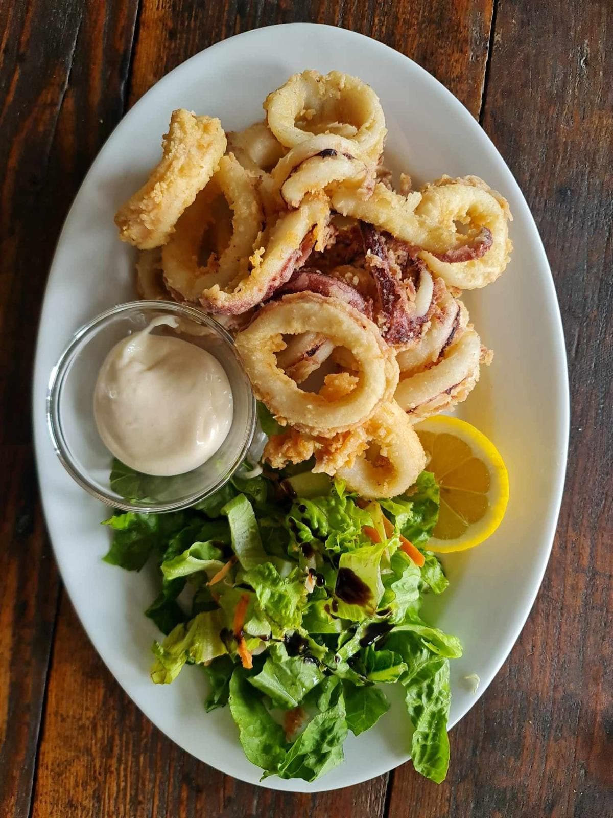 Calamari crocanți cu lămâie și sos
