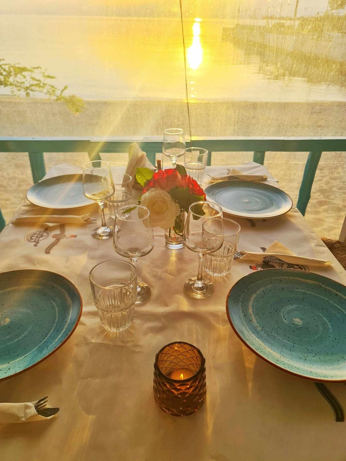 Platou cu fructe de mare prăjite, salată și lămâie