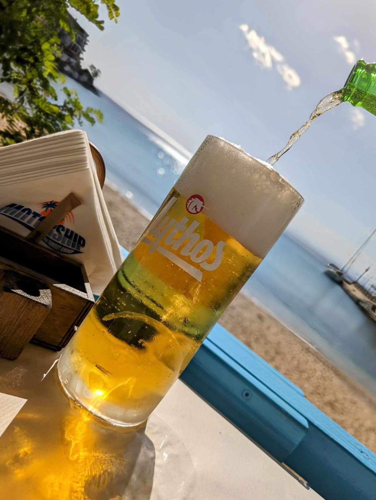 O bere rece turnată lângă Marea Egee