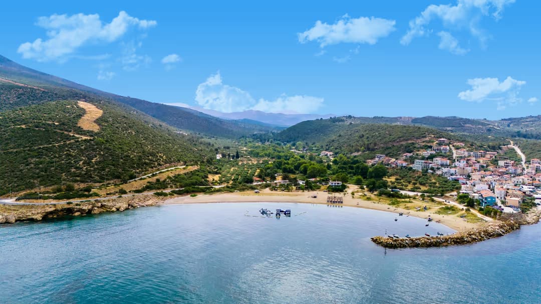 Plaja Platanes din Skala Marion