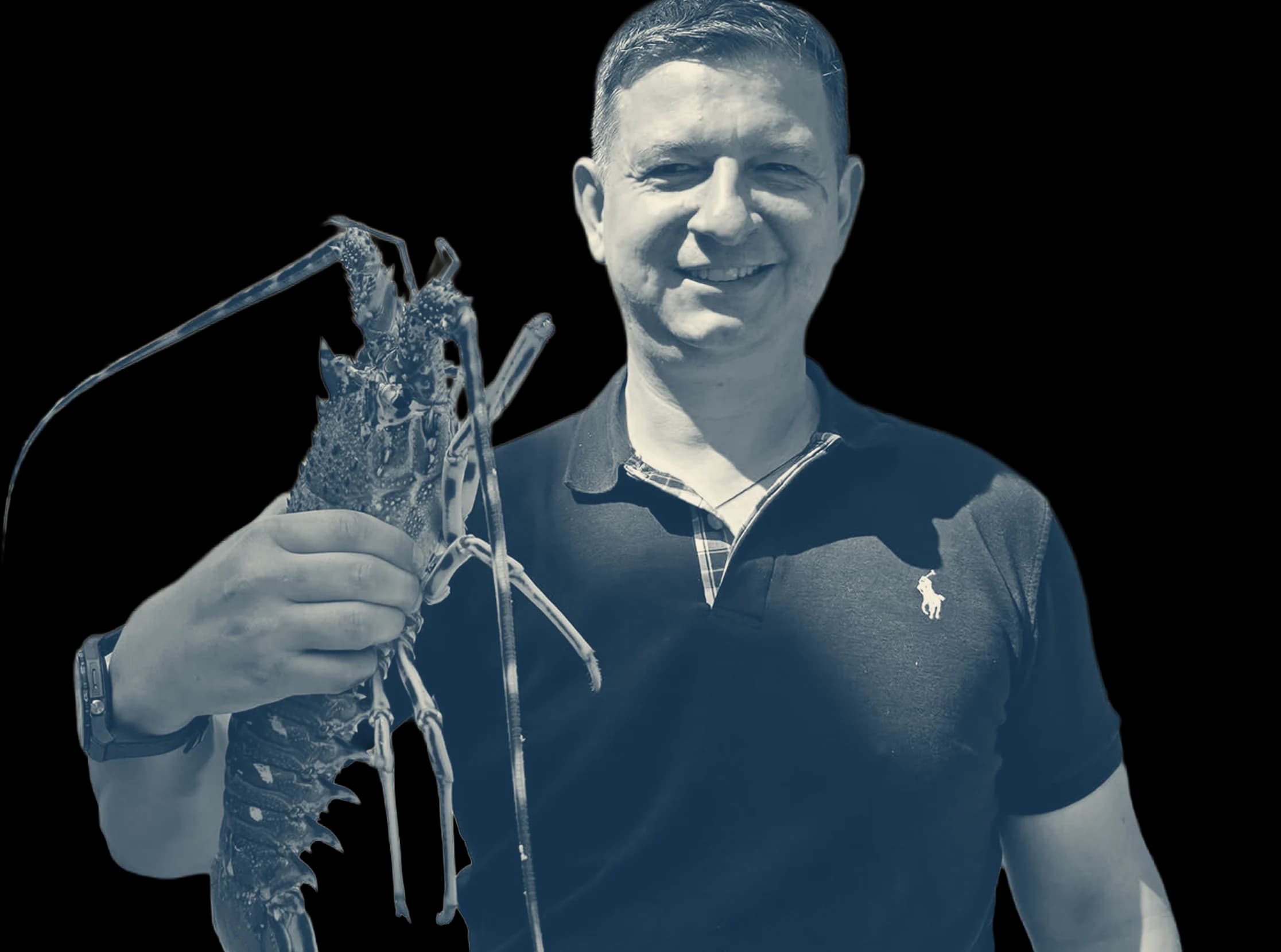 Stelian Muscalu ținând un homar la Taverna Motorship