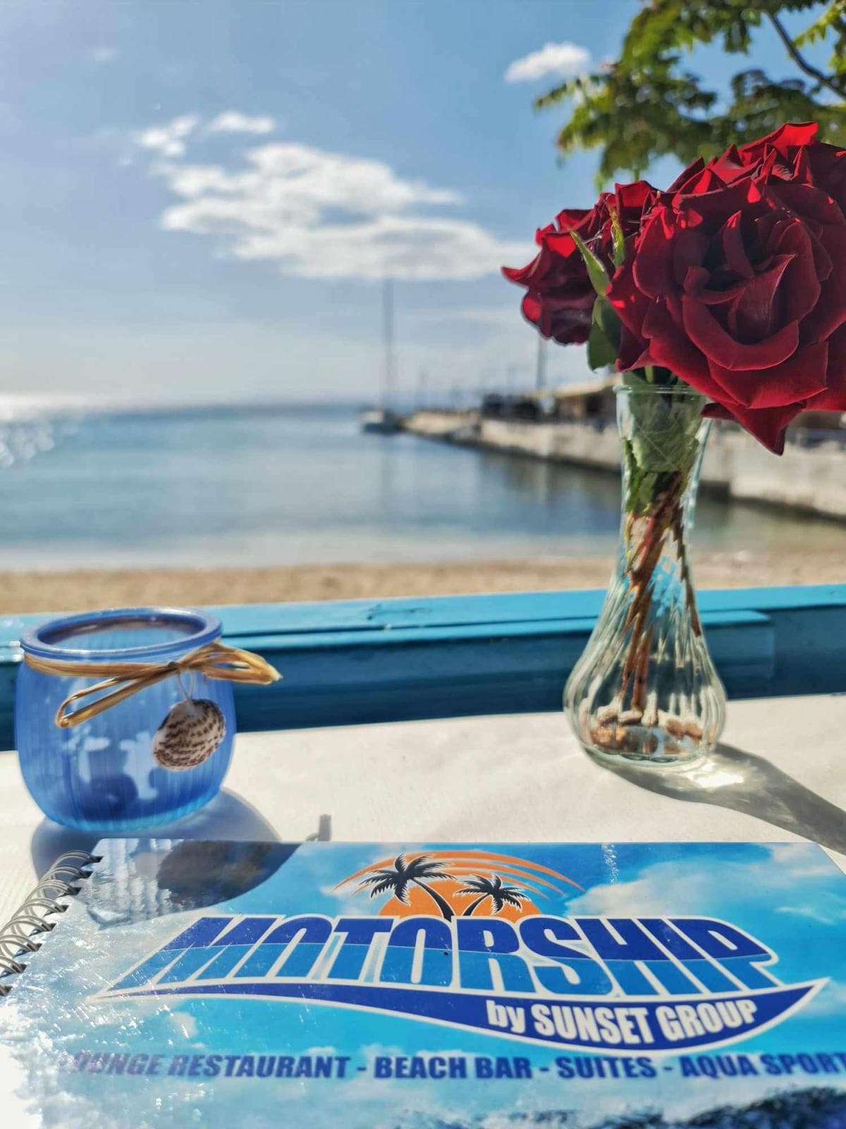 Trandafiri roșii și vedere la mare la Taverna Motorship