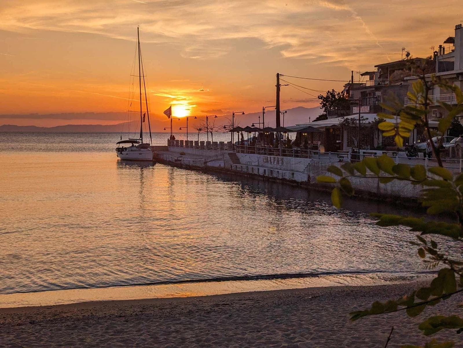 Apus peste portul de lângă Taverna Motorship în Thassos